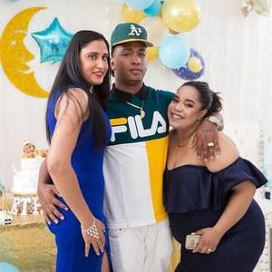 Meet your Posher, Dinanyely